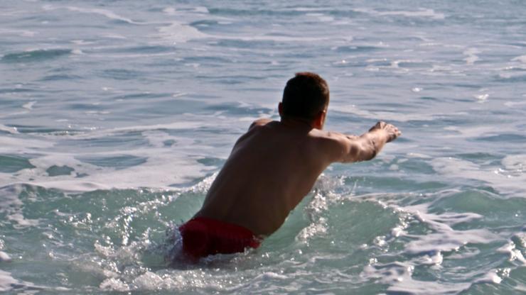 Antalya’da vatandaşlar ısınmak için denize girdi
