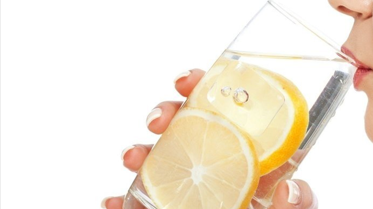 1 ay boyunca limonlu su içerseniz...Vücuda etkisi inanılmaz