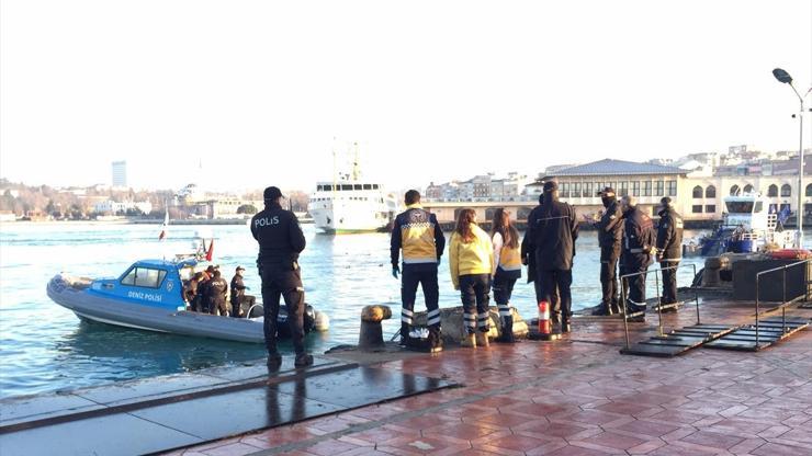 Kadıköyde denizden ceset çıktı; Meraklı vatandaşlar polise zor anlar yaşattı