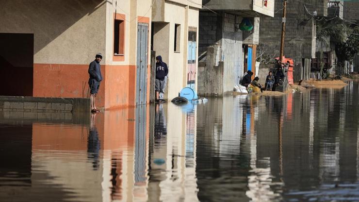 Gazzede onlarca ev su altında kaldı