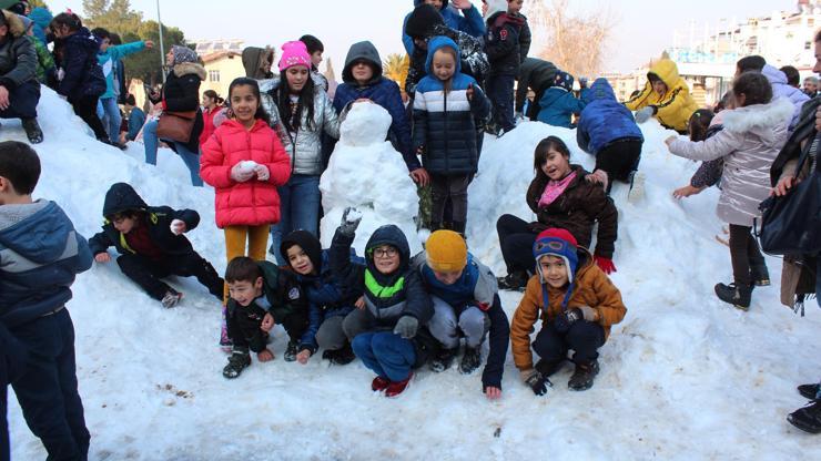 Çocuklar taşıma karla eğlendiler