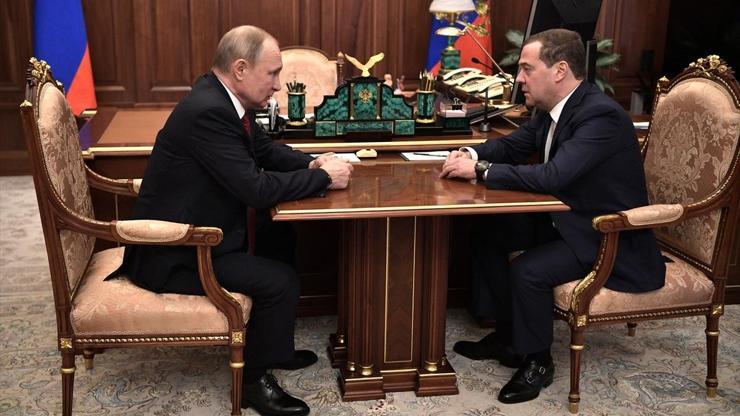 Son dakika... Başbakan Medvedev, Rusyada hükümetin istifa ettiğini duyurdu