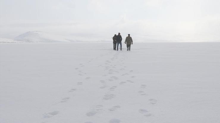 Türkiyenin en yüksek rakımlı gölü buz tuttu