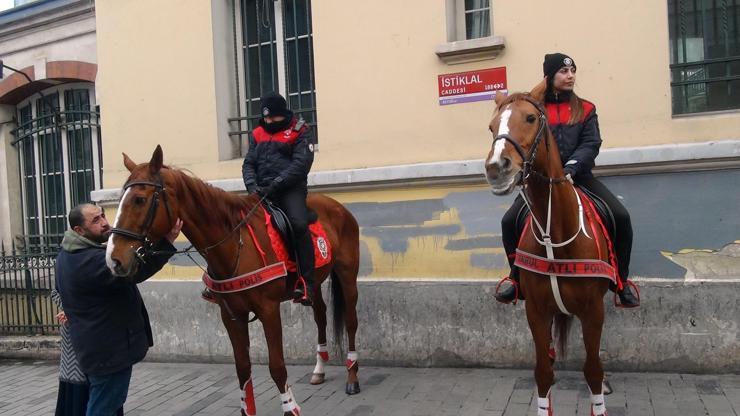 Taksimde atlı polislerin geçidi turistlerden ilgi gördü