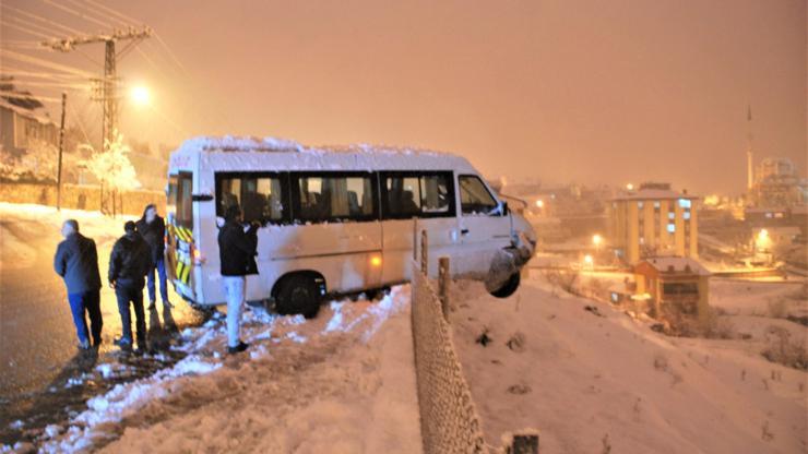 Sürücü kalp krizi geçirdi, minibüs tellere asılı kaldı