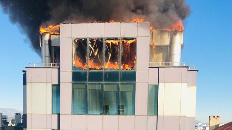 Antalyada iş merkezinde yangın çıktı