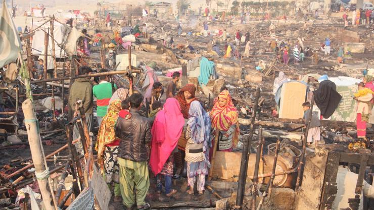 Pakistan’da 400 gecekondu yandı