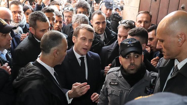 24 yıl sonra benzer kare: Fransa Cumhurbaşkanı Macron, İsrailli güvenlik güçleriyle tartıştı