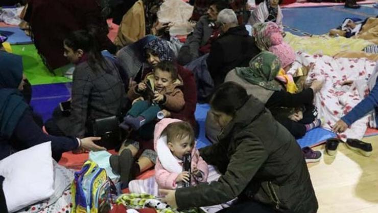 Deprem sonrası Elazığlılar geceyi böyle geçirdi