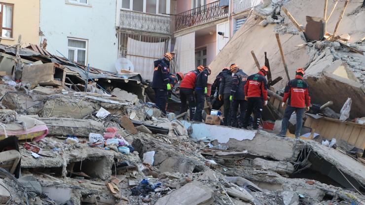 Mustafa Paşa Mahallesindeki enkazda bir kadın aranıyor