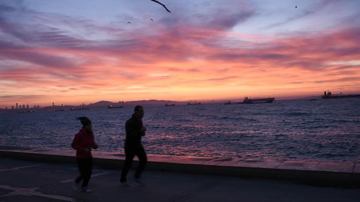 İstanbulda gün doğumu gözyüzünü kızıla boyadı