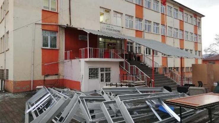 Depremde hasar gören 266 öğrencili okul boşaltıldı