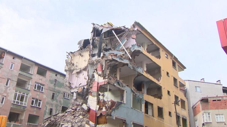 5,8lik depremde hasar gören bina yıkılıyor