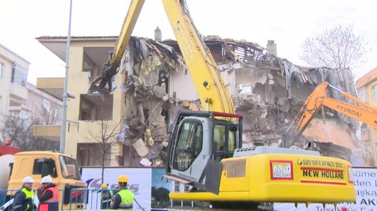 Büyükçekmece’de 1 günde 4 riskli bina yıkıldı