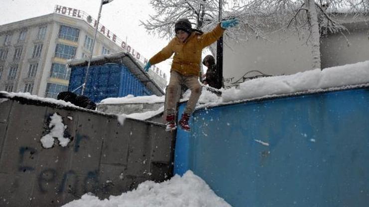 Van'da, çocukların kar eğlencesi