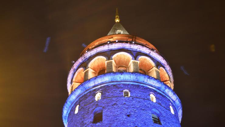 Galata Kulesi mavi ve turuncuya büründü