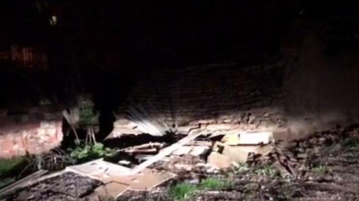 4.8lik depremde metruk bir bina çöktü