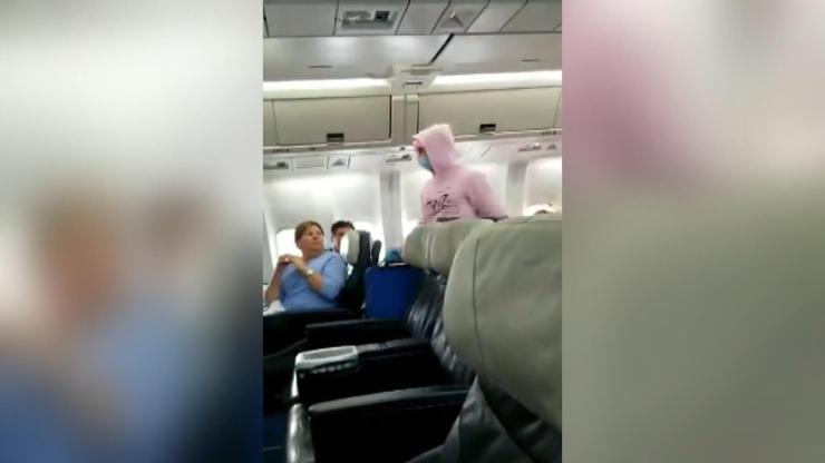 Uçakta koronavirüs şakası yapınca gözaltına alındı