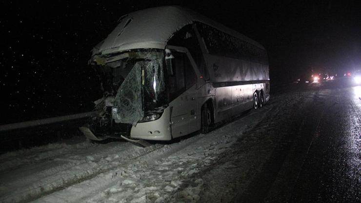 Yolcu otobüsü TIRa çarptı: 1 ölü, 1 yaralı