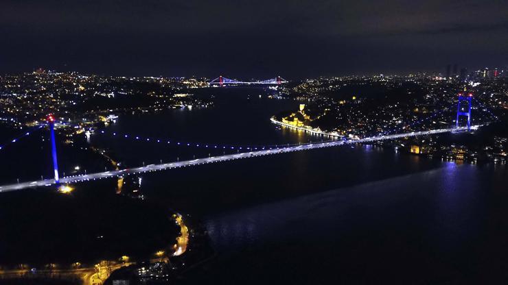 İstanbulun simgeleri mor renge büründü