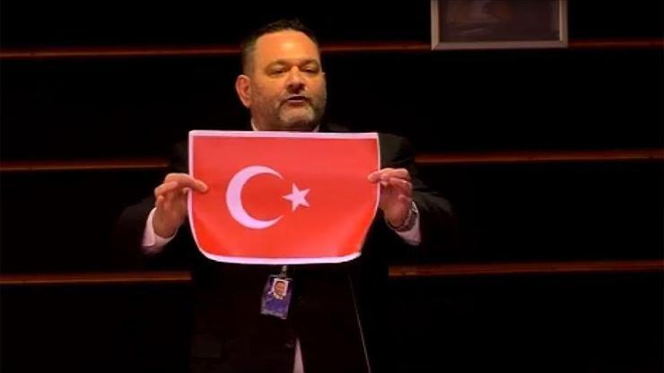 APden Türk bayrağını yırtan Yunan vekile ceza