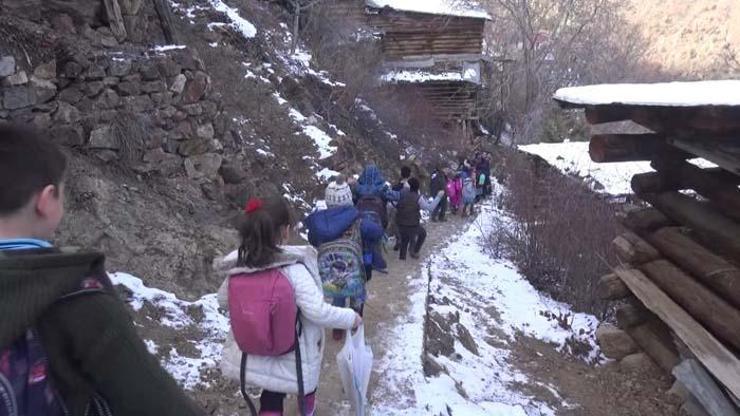 384 basamaklı merdivenle okullarına ulaşıyorlar