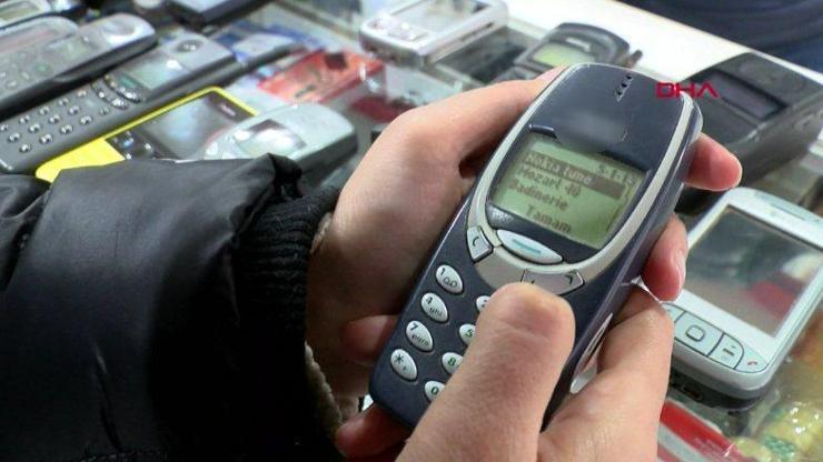 25 yıldır cep telefonu topluyor