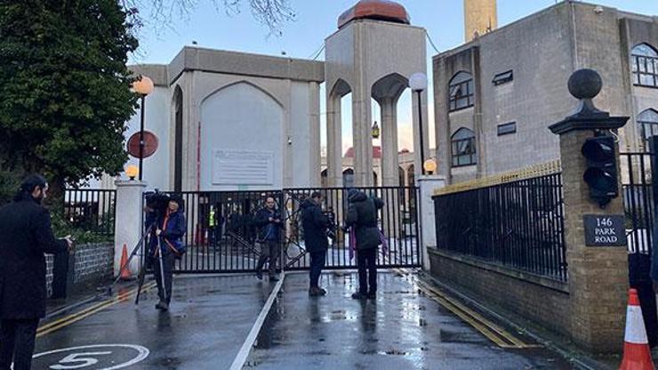 Londrada camiye giren bir kişi, namaz kılan din görevlisini bıçakladı