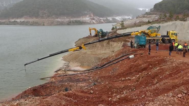 Çatlak oluşan barajda su seviyesi düşürüldü