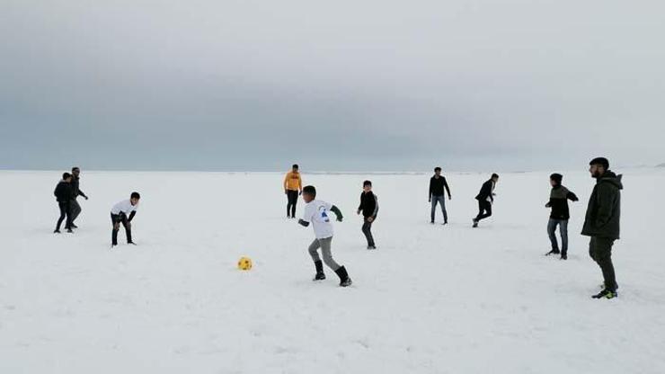 Donan göl üzerinde futbol keyfi