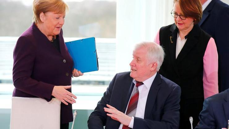 Almanyada üst düzey koronavirüs önlemi: Bakan, Merkelin elini sıkmadı