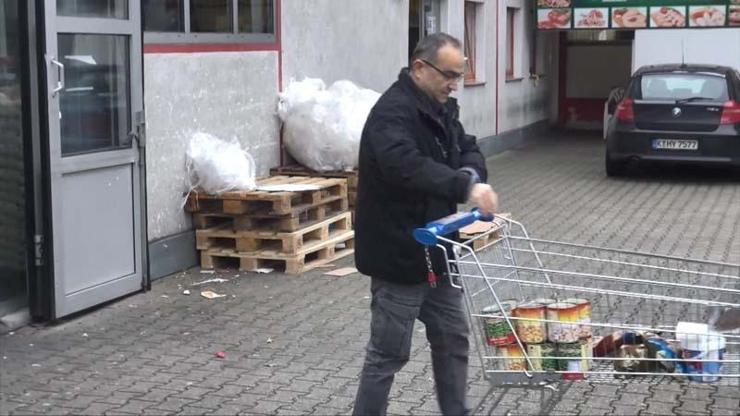Almanyada koronavirüs paniği: Market rafları hızla boşalıyor