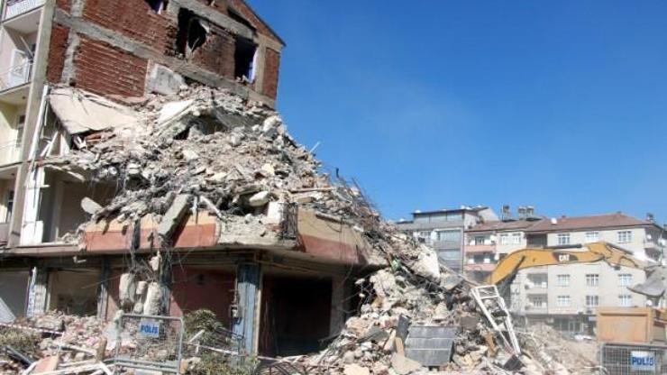 Depremde ağır hasar gören bin 159 yapı yıkıldı