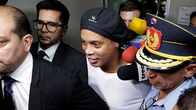 Eski yıldız futbolcu Ronaldinho Paraguayda tutuklandı
