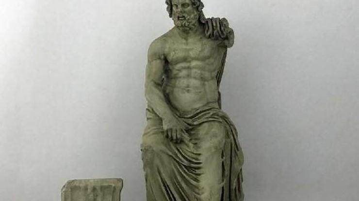 Zeus heykelini satmaya çalışanlar gözaltına alındı
