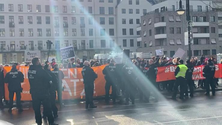 Merkel ve Miçotakis Berlinde protesto edildi