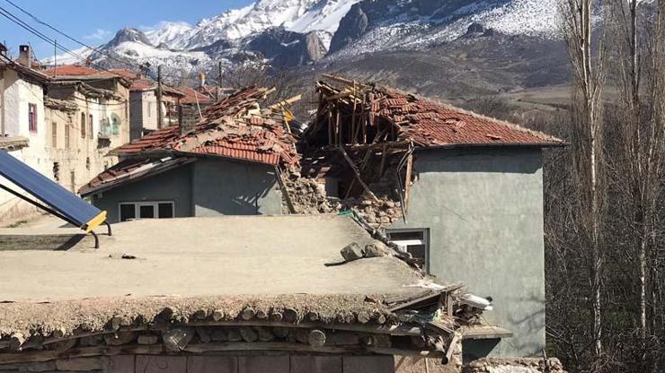 Evin üzerine minare devrildi