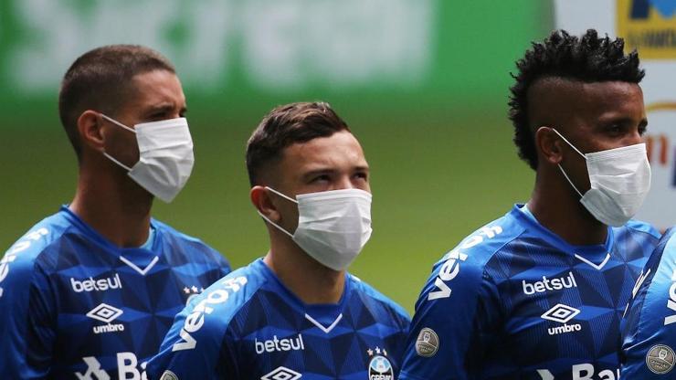 Futbolcular sahaya maskeyle çıktı