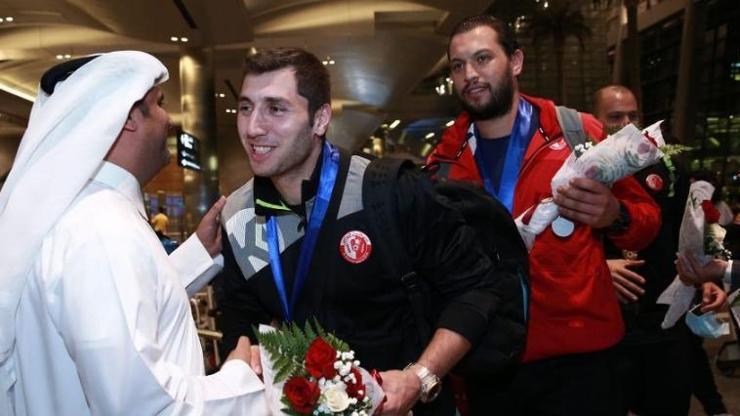 Türk hentbolcu Katarda takımıyla şampiyonluğa ulaştı