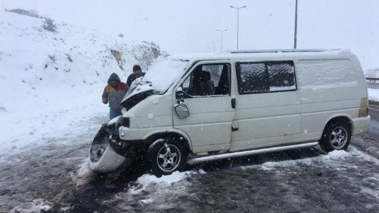 Ticari araç TIRa çarptı: 3 yaralı