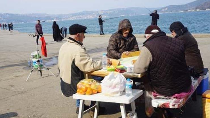 Uyarıları hiçe saydılar Sahile masa kurup okey oynadılar