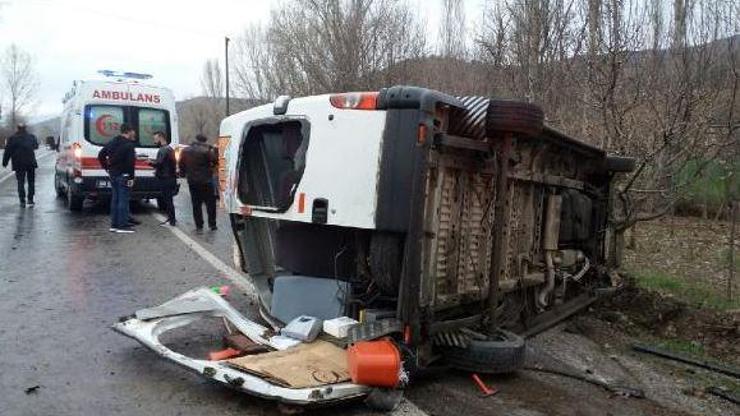 İşçi servisi devrildi: 13 yaralı