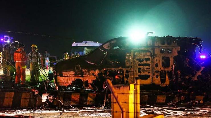 Ambulans uçak alev topuna döndü: 8 ölü