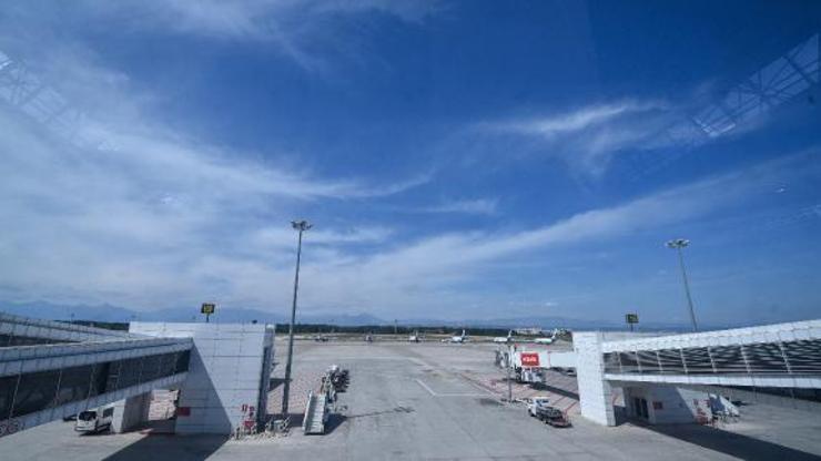 Antalya Havalimanında apron boşaldı, uçaklar parka çekildi