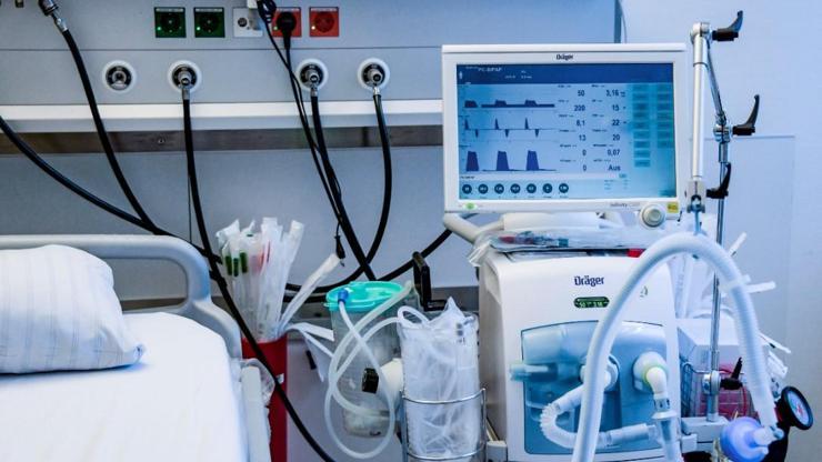 İngiltereyi ikiye bölen açıklama: Solunum cihazları ölme ihtimali yüksek hastalardan çıkarılıp gençlere takılabilecek