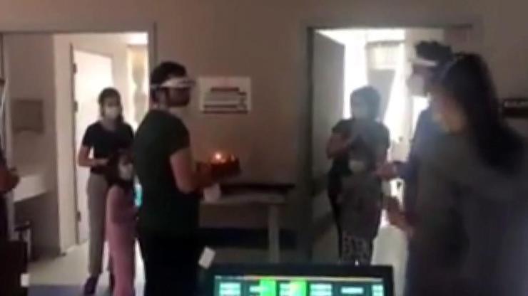 Koronavirüs hastası minik ikizlere hastanede doğum günü sürprizi
