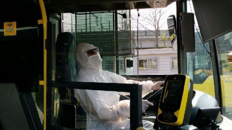 Metrobüs şoförleri koronavirüse karşı koruyucu tulum giydi