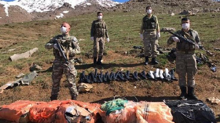 MSB: Hakkari- Şemdinli sınırında 16 tüfek ve kaçak sigaralar ele geçirildi