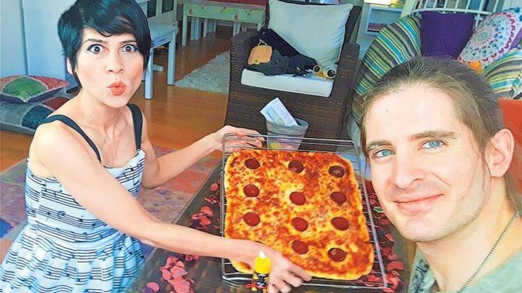 Aydilge ve eşinden pizzalı doğum günü kutlaması