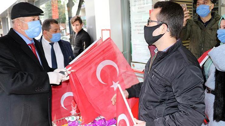 Amasyada esnaf ve halka Türk bayrağı dağıtıldı